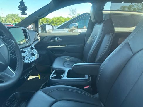 Used 2025 Chrysler Pacifica Select FWD image 31