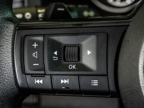 Used 2025 Nissan Pathfinder S FWD image 31
