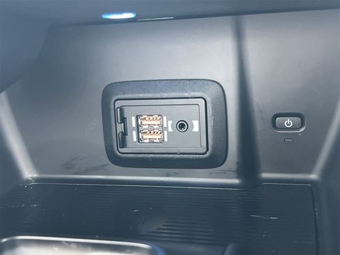 Used 2021 Toyota Venza LE image 31