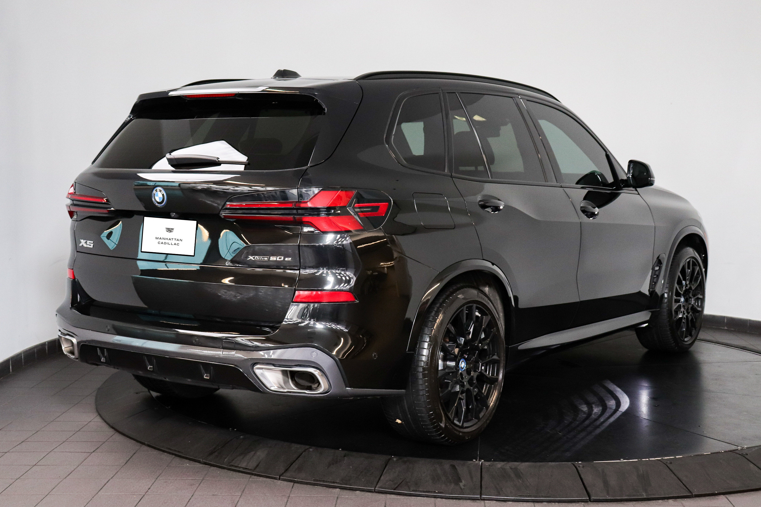 Used 2024 BMW X5 xDrive50e w/ M Sport Package AWD/4WD image 6