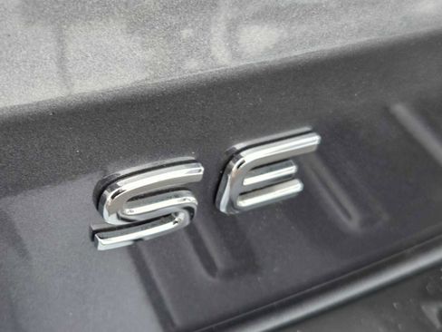 Used 2024 Volkswagen Taos SE w/ Panoramic Sunroof Package image 17