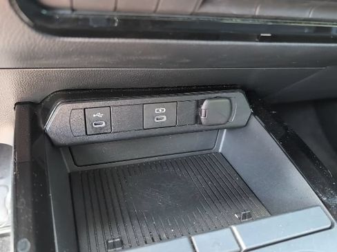 Used 2025 Toyota Prius LE FWD image 19