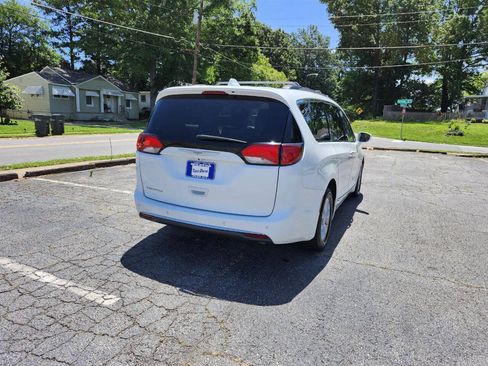 Used 2017 Chrysler Pacifica Touring-L FWD image 18