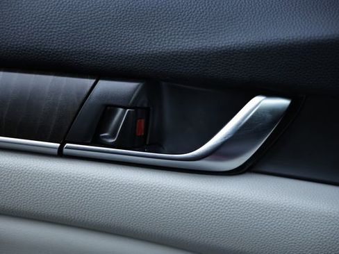 Used 2018 Honda Accord EX image 16
