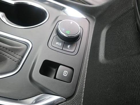 Used 2021 Chevrolet Traverse LT FWD image 12