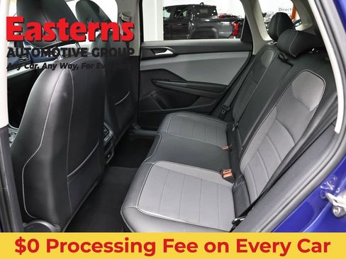 Used 2022 Volkswagen Taos SE w/ Panoramic Sunroof Package AWD/4WD image 21