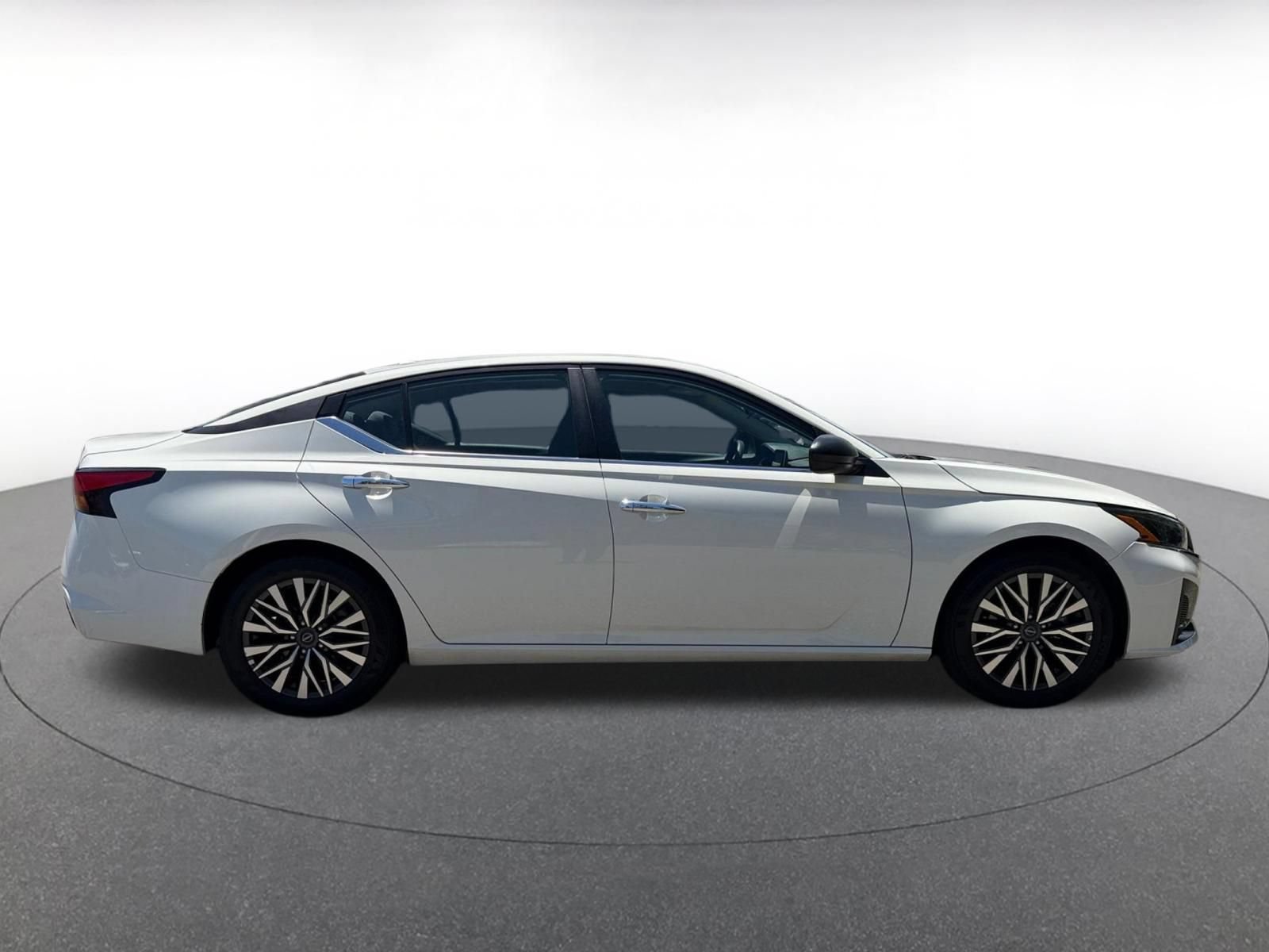 Used 2025 Nissan Altima 2.5 SV FWD image 14