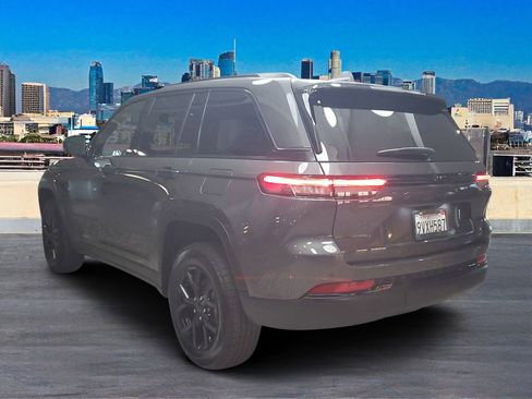 Used 2025 Jeep Grand Cherokee Altitude image 5