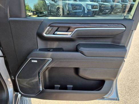 Used 2025 GMC Sierra 1500 SLT AWD/4WD image 39