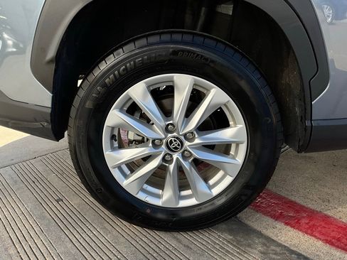 Used 2025 Toyota Corolla Cross LE image 9