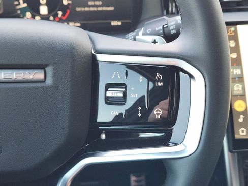 Certified 2025 Land Rover Discovery Sport Dynamic SE image 31