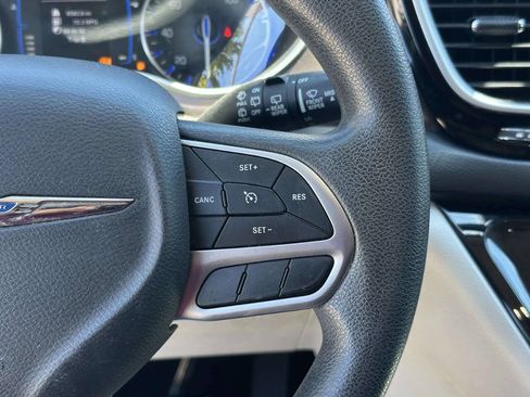 Used 2017 Chrysler Pacifica Touring Plus w/ Tire & Wheel Group FWD image 31