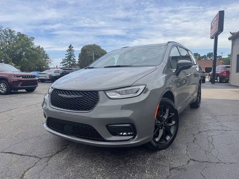 Used 2023 Chrysler Pacifica Touring-L w/ S Appearance Package AWD/4WD image 2