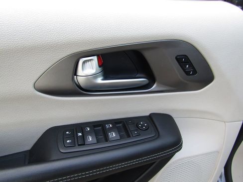 Used 2023 Chrysler Pacifica Touring-L image 24