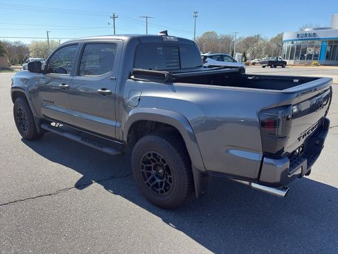 Used 2022 Toyota Tacoma SR5 w/ Technology Package image 5