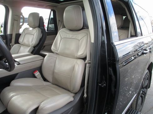 Used 2022 Lincoln Navigator Reserve image 17