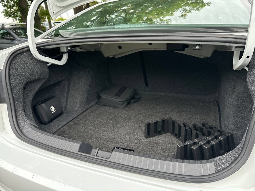 Used 2021 Volkswagen Jetta SE FWD image 19