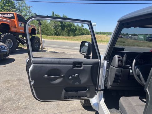 Used 2003 Jeep Wrangler X AWD/4WD image 17