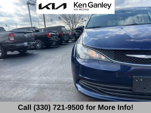 Used 2017 Chrysler Pacifica Touring image 17