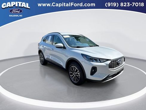 Certified 2025 Ford Escape SE FWD image 2