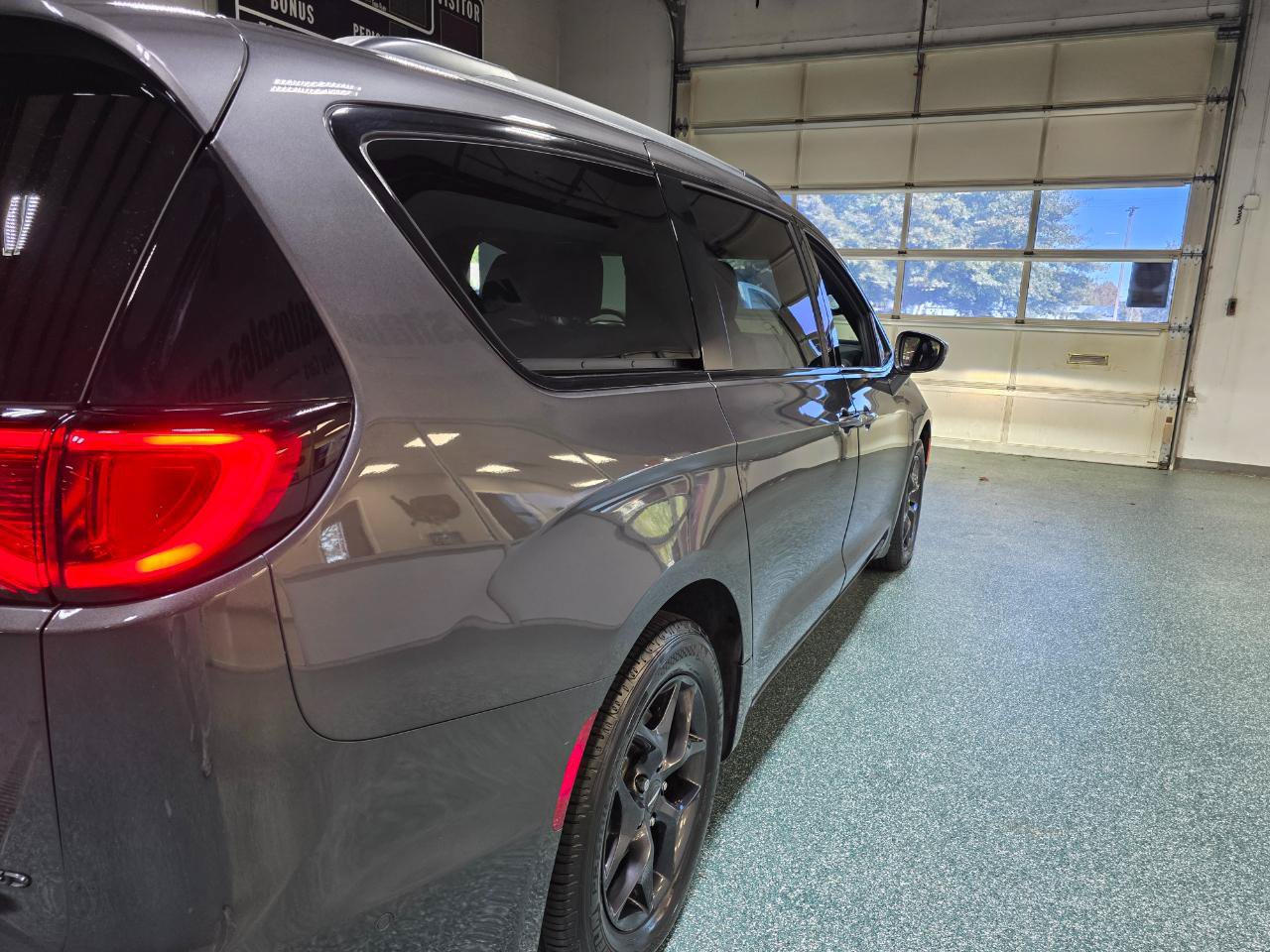 Used 2019 Chrysler Pacifica Limited w/ Advanced Safetytec Group FWD image 7