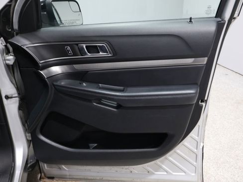 Used 2018 Ford Explorer XLT image 24