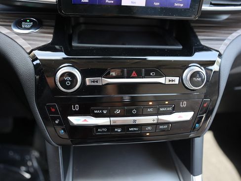 Used 2021 Ford Explorer Limited w/ Equipment Group 301A AWD/4WD image 29