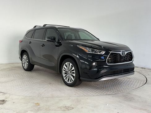 Used 2023 Toyota Highlander Platinum FWD image 7
