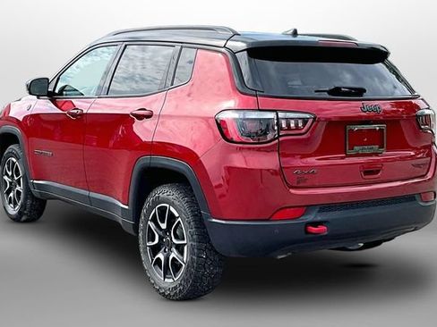 Used 2025 Jeep Compass Trailhawk AWD/4WD image 12