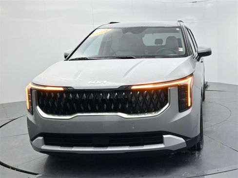 Certified 2025 Kia Carnival EX image 3