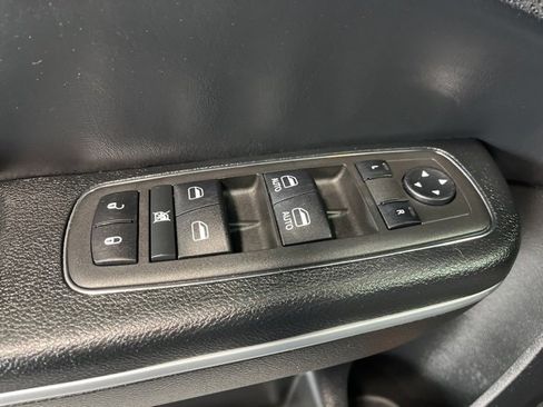 Used 2022 Chrysler 300 Touring image 15