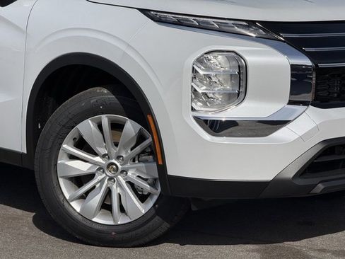 New 2026 Mitsubishi Outlander ES image 2