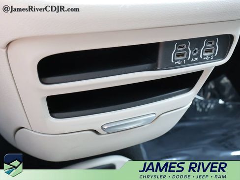 Used 2024 Chrysler Pacifica Touring-L FWD image 38