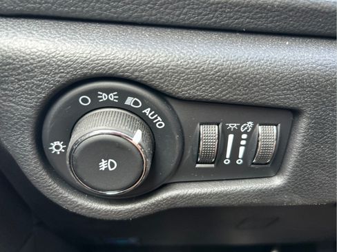 Used 2025 Chrysler Pacifica Select FWD image 25