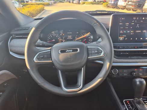 Used 2025 Jeep Compass Latitude AWD/4WD image 21