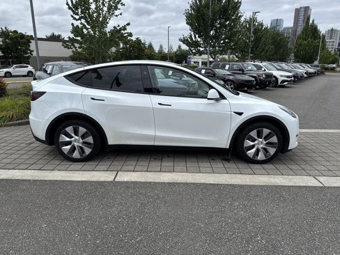 Used 2023 Tesla Model Y Long Range AWD/4WD image 4