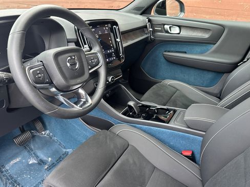 Used 2025 Volvo EX40 Ultra w/ Protection Package Premier image 14