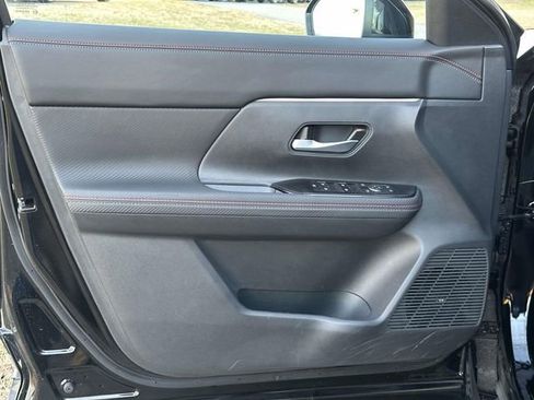 Certified 2025 Nissan Kicks SR image 12