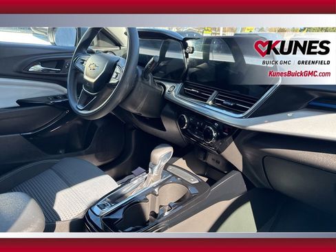 Used 2025 Chevrolet Trax LT image 38