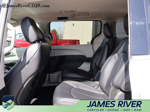 Used 2023 Chrysler Pacifica Touring-L image 17