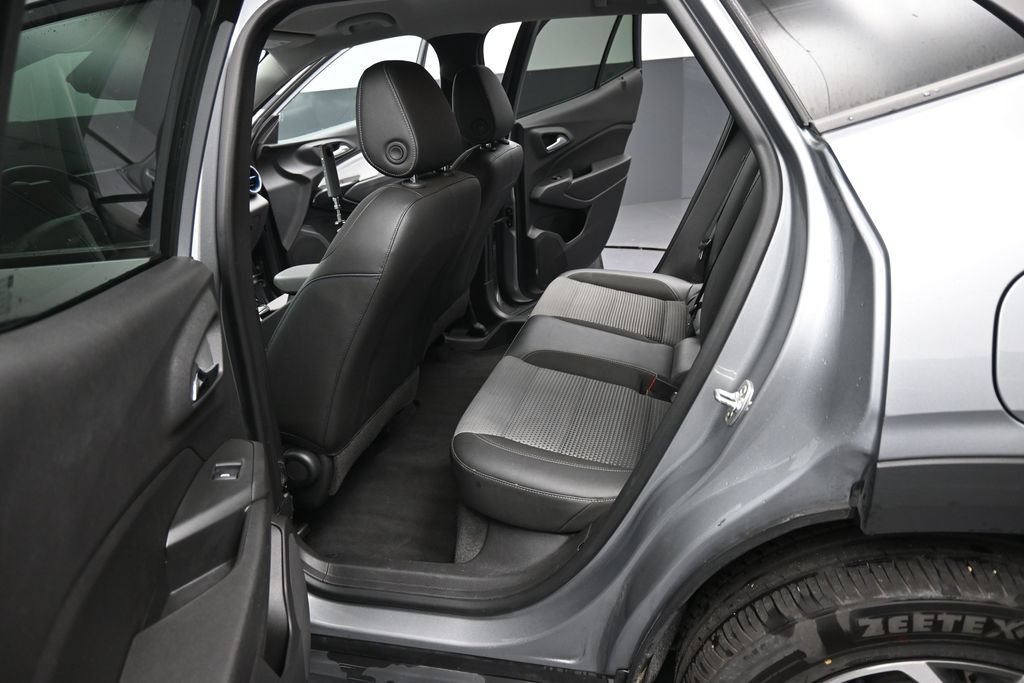 Used 2025 Chevrolet Trax LT FWD image 25