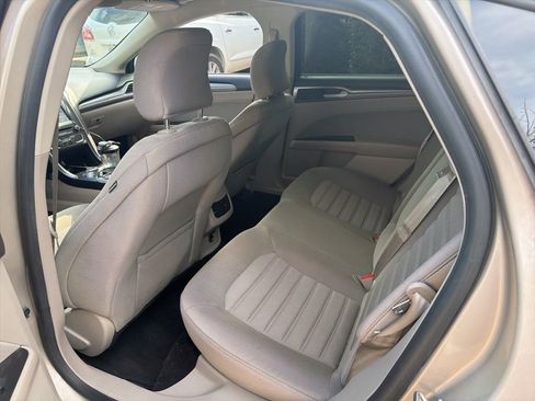 Used 2017 Ford Fusion SE w/ Fusion SE Technology Package image 14