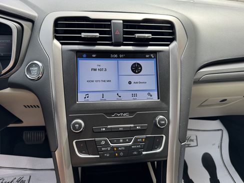 Used 2019 Ford Fusion SE FWD image 15