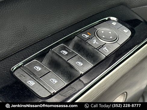 Used 2023 Nissan Pathfinder Platinum w/ Black Appearance Package FWD image 31