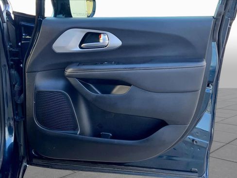 Used 2025 Chrysler Pacifica Limited FWD image 23
