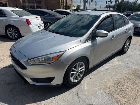 Used 2018 Ford Focus SE FWD image 1