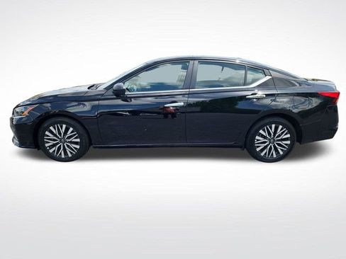 Used 2025 Nissan Altima 2.5 SV image 2