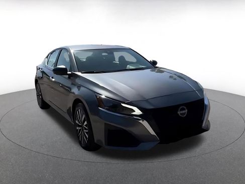 Used 2025 Nissan Altima 2.5 SV image 3