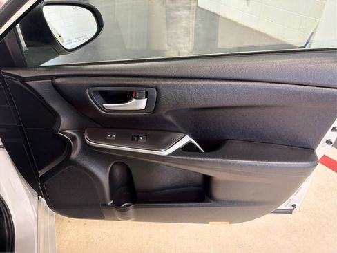 Used 2017 Toyota Camry SE w/ Moonroof Package FWD image 26