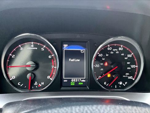 Used 2018 Toyota RAV4 SE image 25